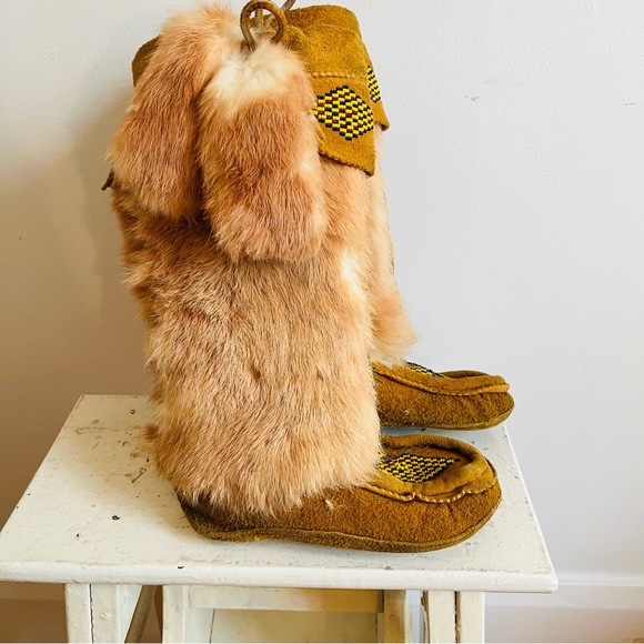 SOLD Vintage handmade leather and rabbit fur beaded moccasins - Picture 5 of 8